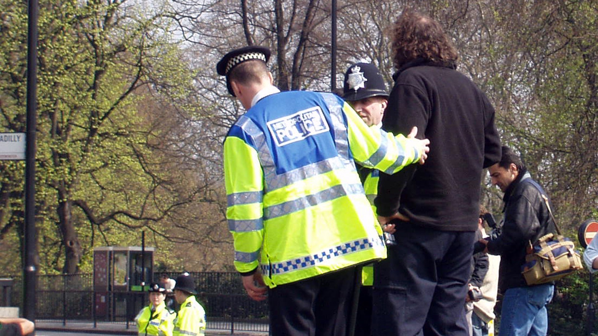 Лондонская полиция обвинила пятерых мужчин в преступлениях в пользу России