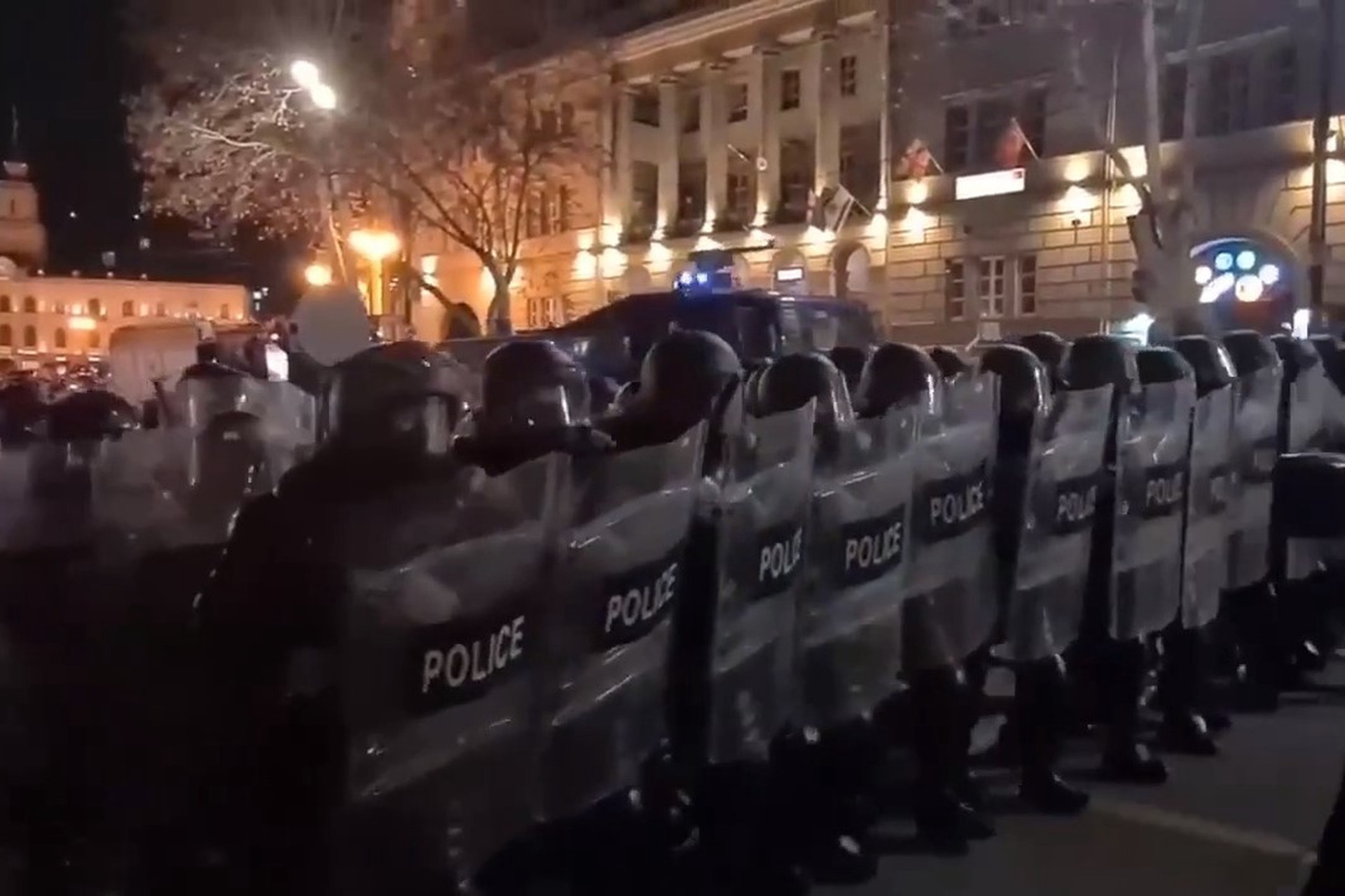 Спецназ и силы полиции разгоняют протестующих в центре Тбилиси