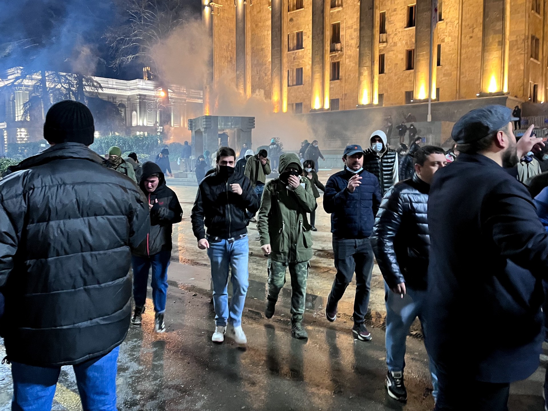 Протестующие против закона об иноагентах в Тбилиси прорвали заграждения у парламента Грузии