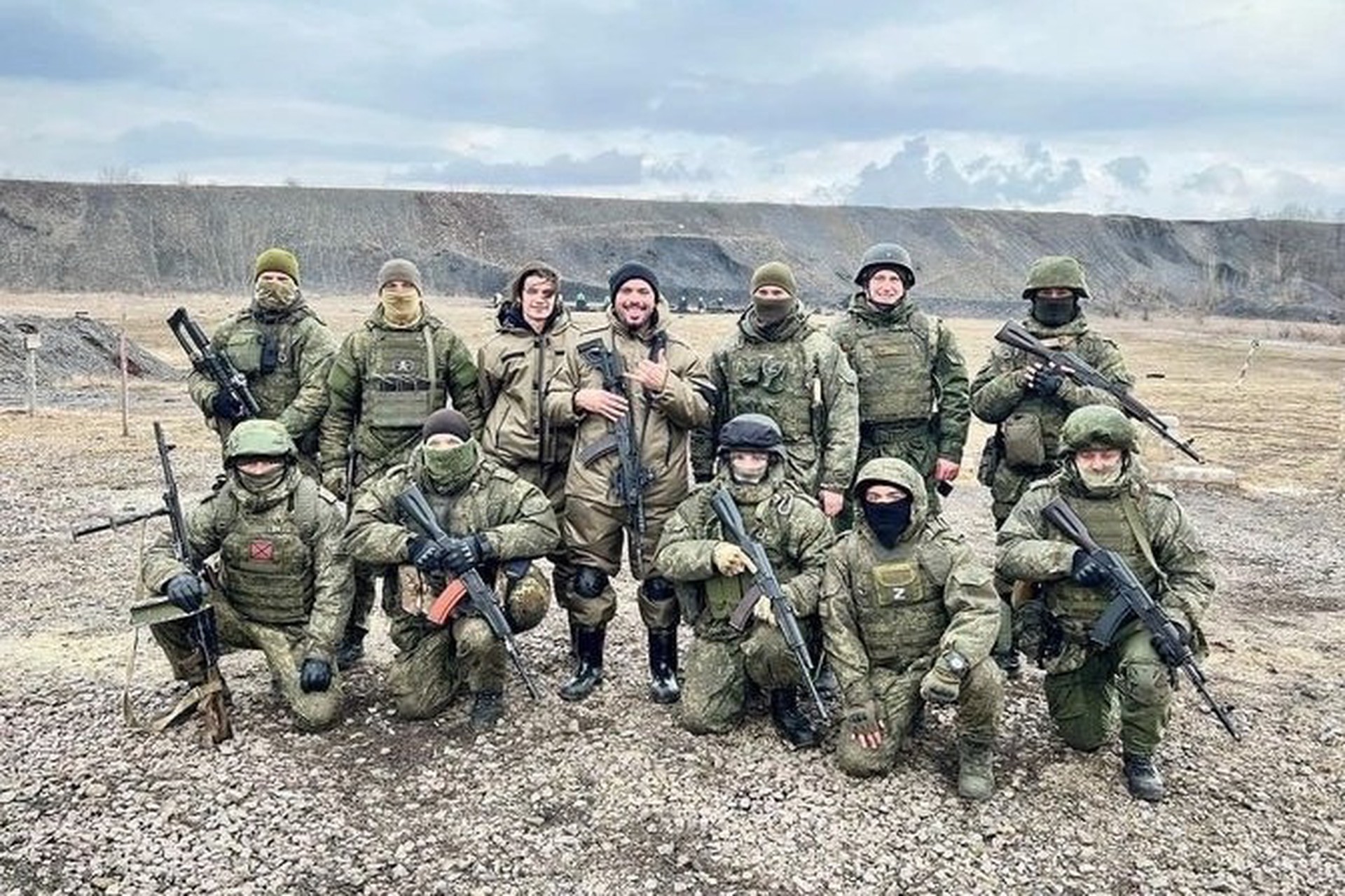 Появилось видео с попавшим под обстрел в ДНР рэпером Птахой