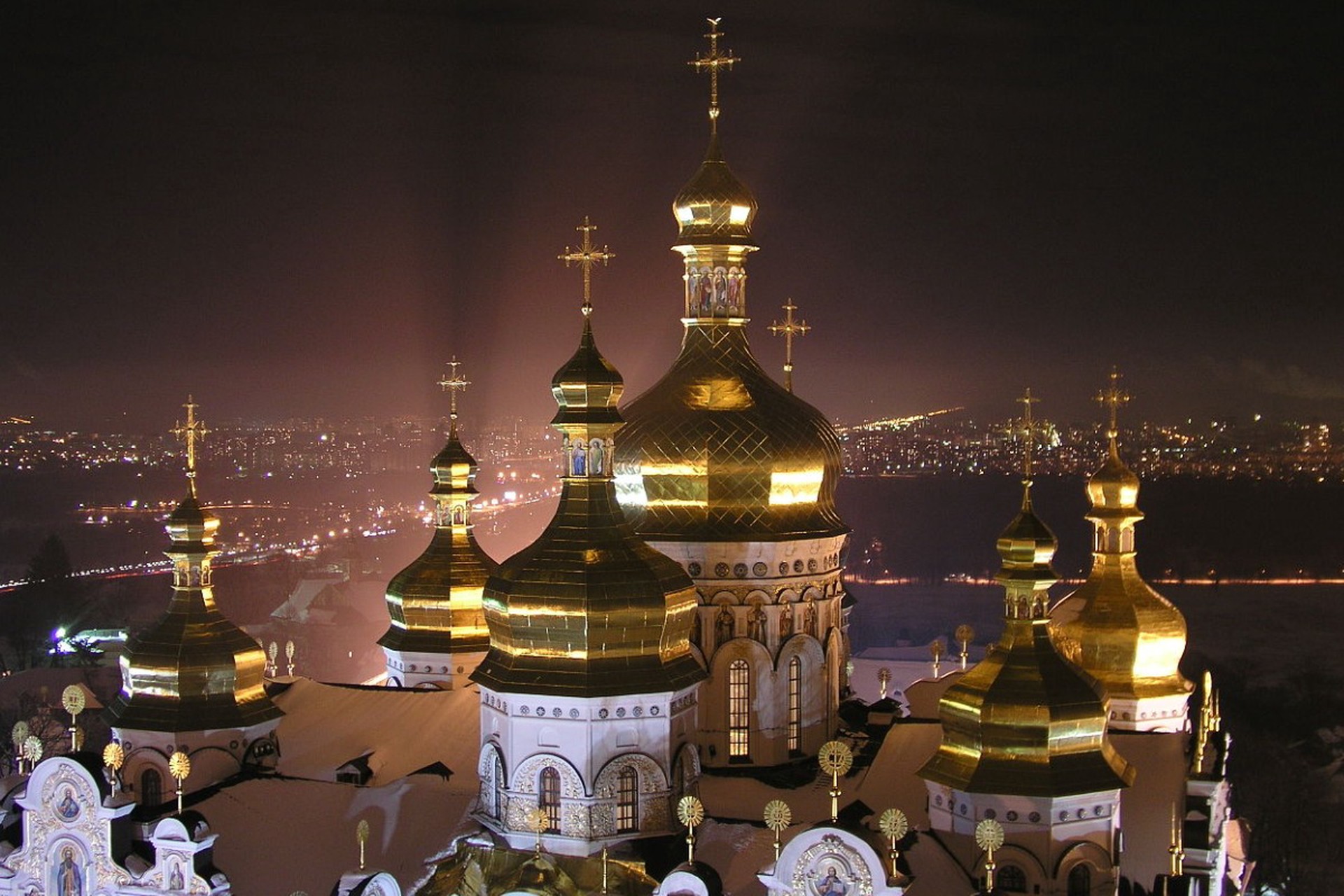 Верующие устроили ночлег в Киево-Печерской лавре, опасаясь захвата монастыря