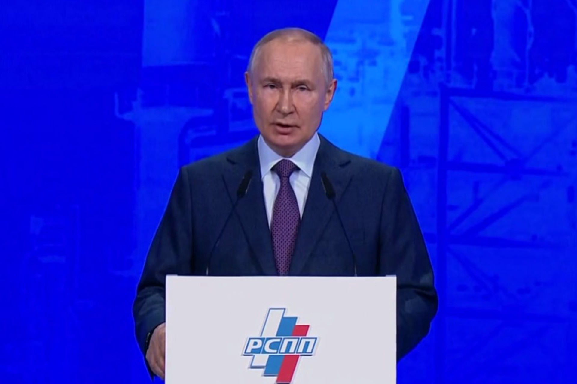 Путин: Российская экономика начинает развиваться по новой модели
