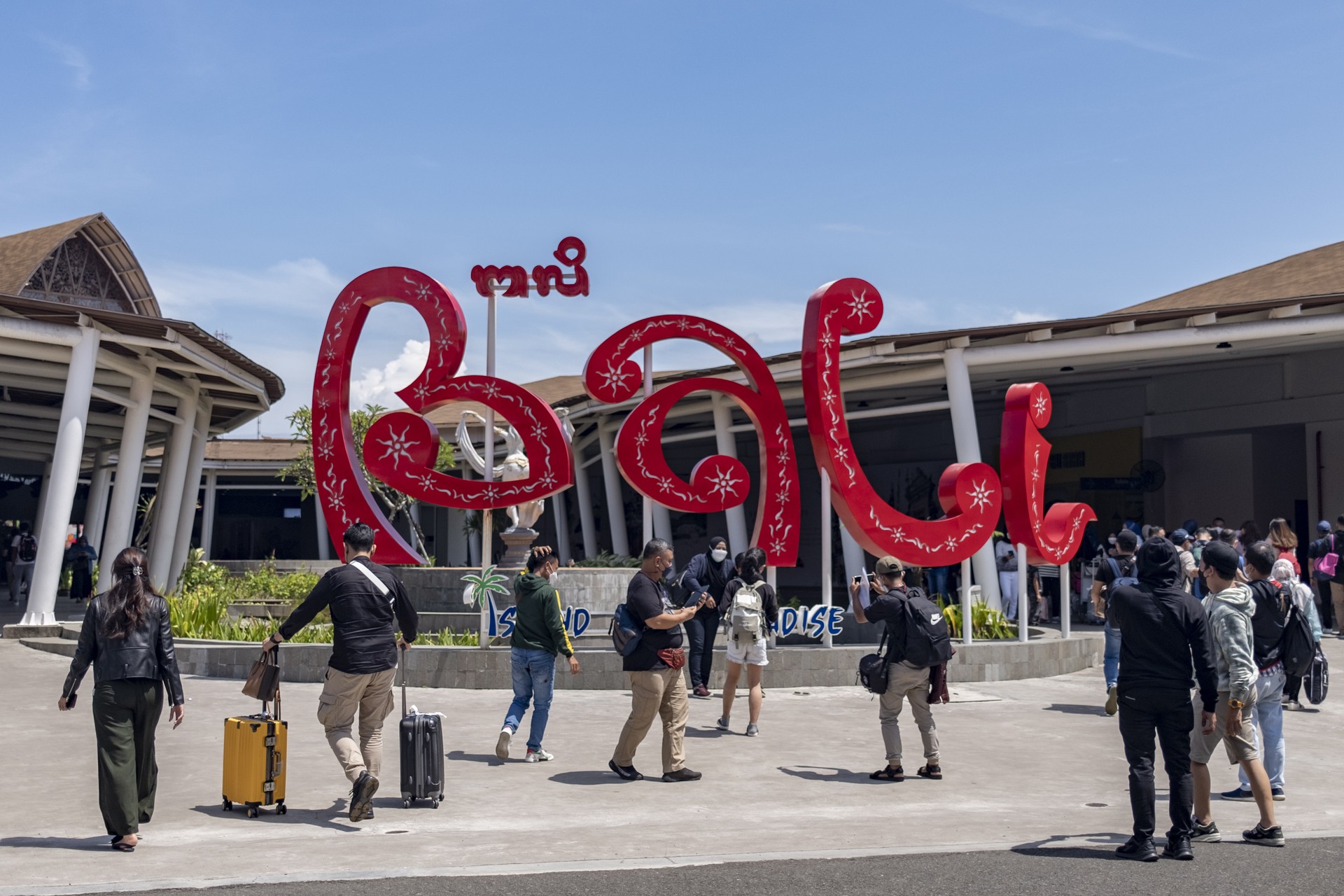 Нас с тобою на Бали: как беглые артисты лишились левого дохода