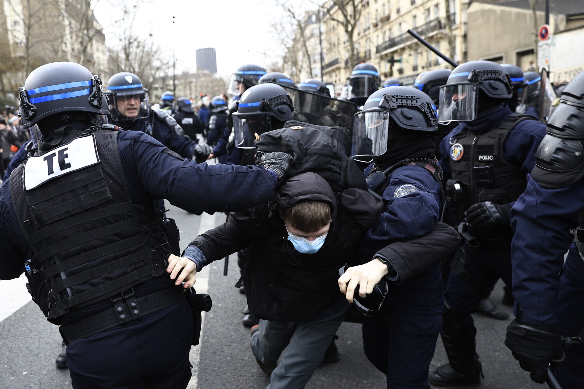 Более 60 человек задержаны на митинге против пенсионной реформы в Париже