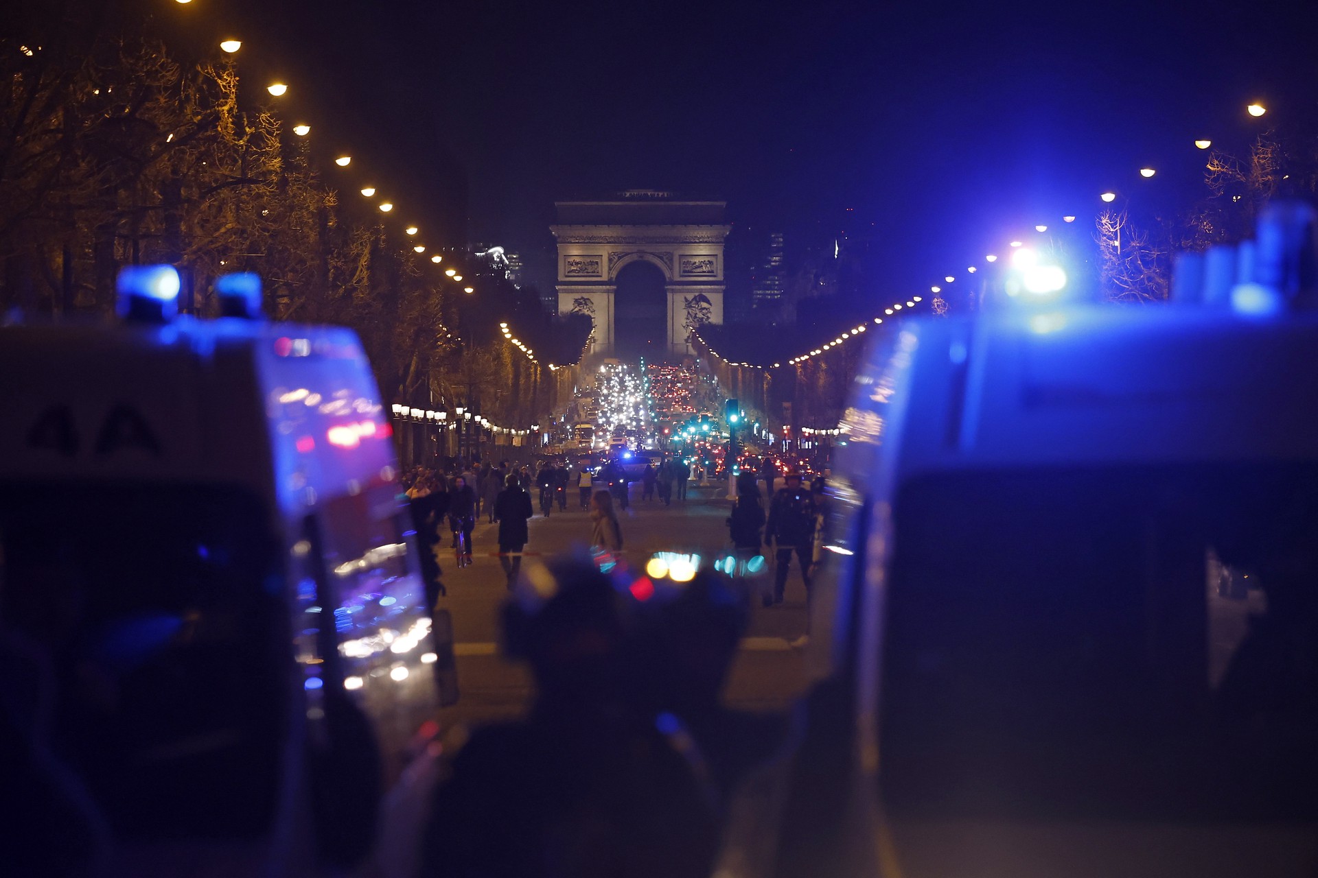 Около 40 человек задержаны на митинге против пенсионной реформы в Париже