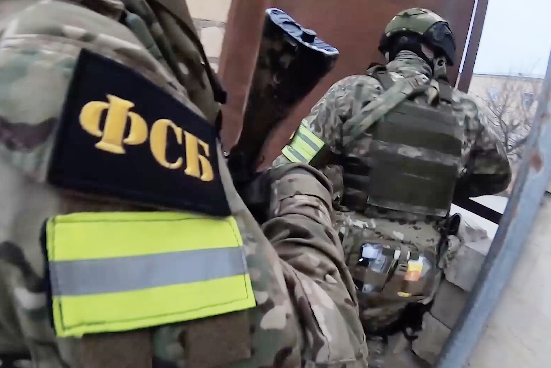 Сотрудники ФСБ обнаружили тайник СБ Украины с секретной документацией в ДНР