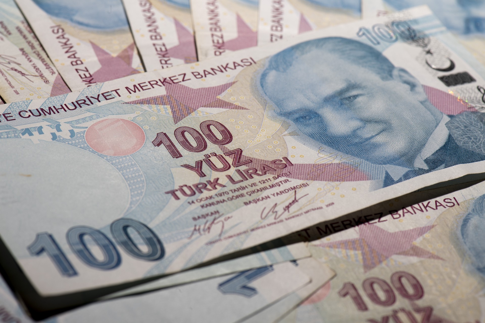 Не юанем единым: россиянам назвали три перспективные иностранные валюты