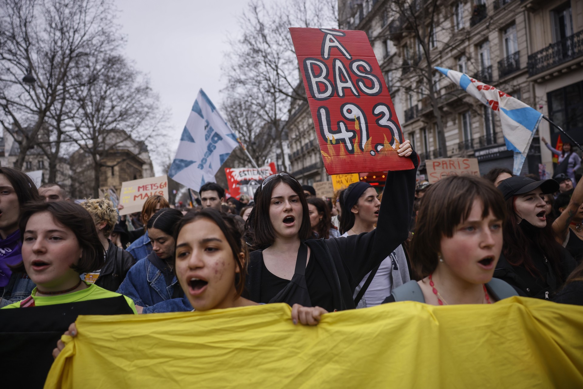Протестующие во Франции подожгли любимый ресторан Макрона