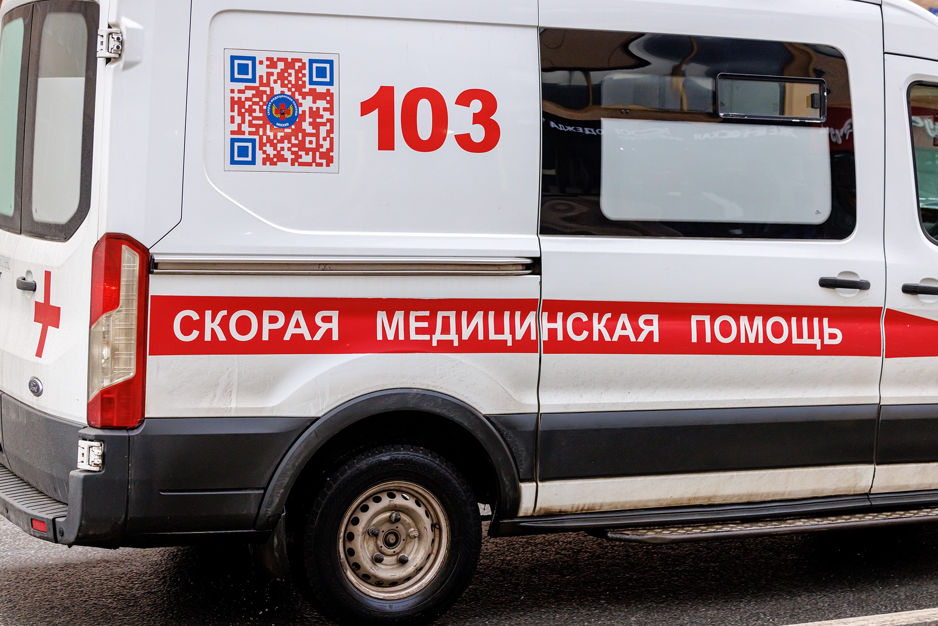 На юго-западе Москвы столкнулись такси и скорая помощь