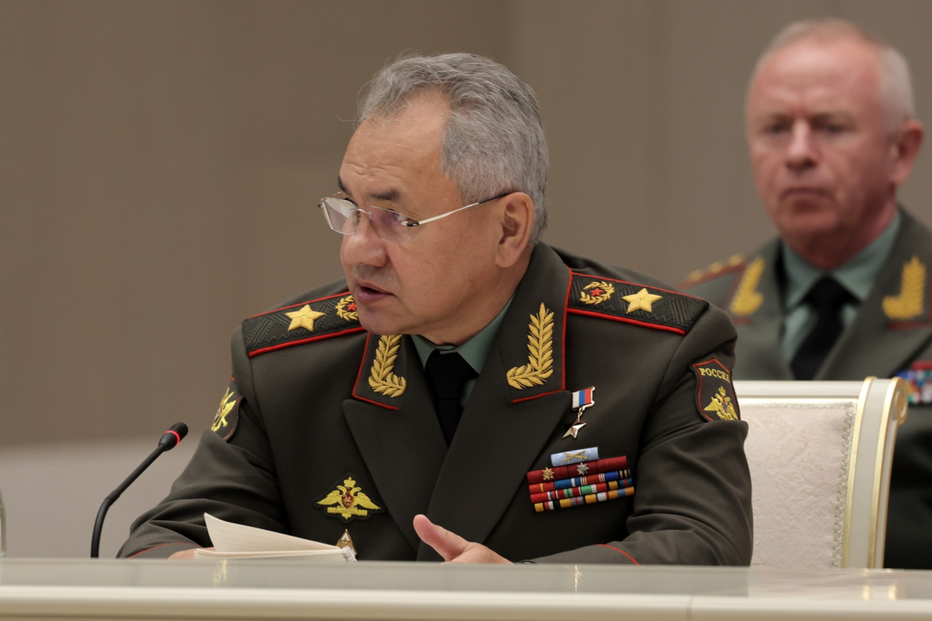 Шойгу: ВС РФ держат активную оборону на нужных направлениях на Украине