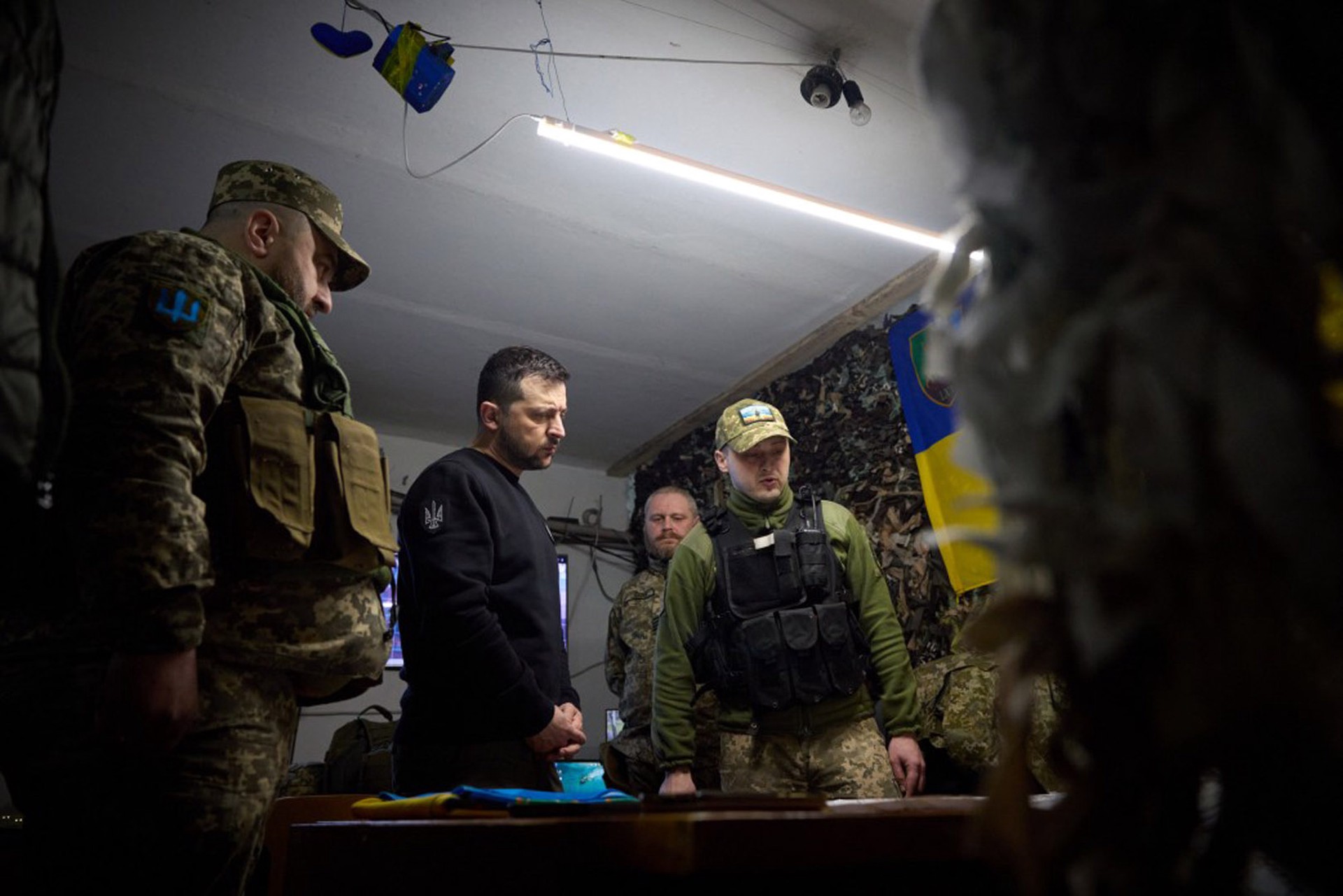Военный эксперт: Зеленский поездками на передовую пытается подбодрить солдат на фоне поражений ВСУ
