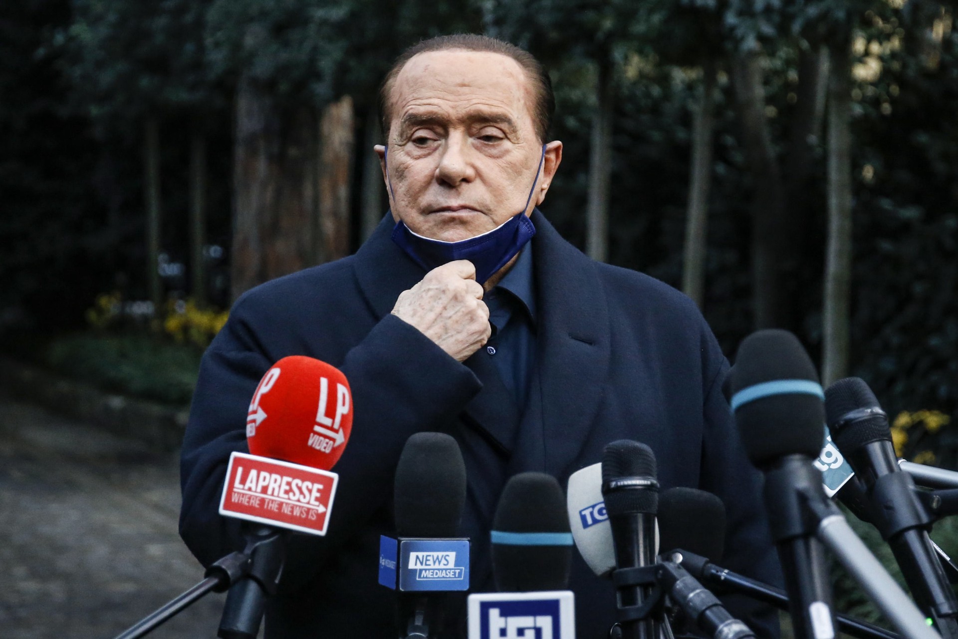 Экс-премьер Италии Берлускони госпитализирован