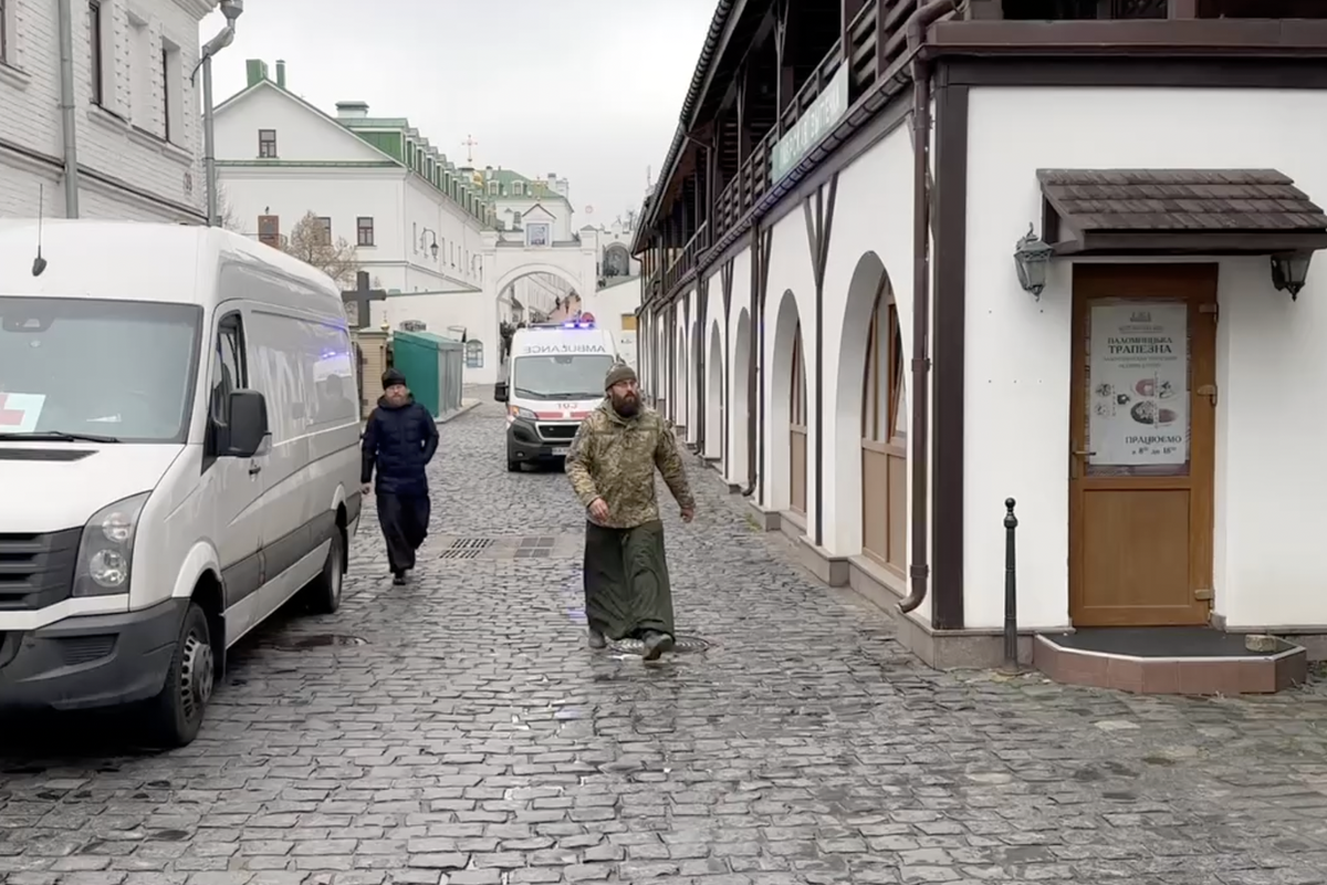 Неизвестные заперли монахов в корпусе Киево-Печерской лавры