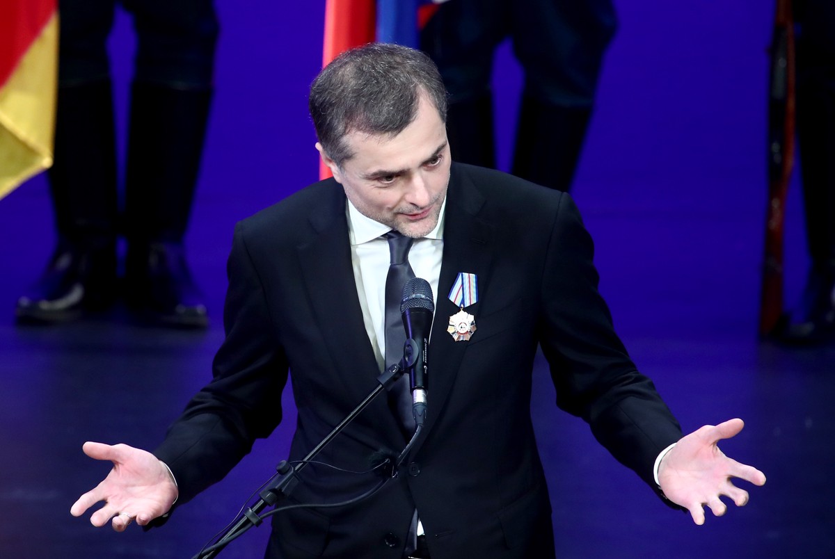 Экс-помощник Путина Сурков написал стихотворение о «чужой весне» и мертвых солдатах