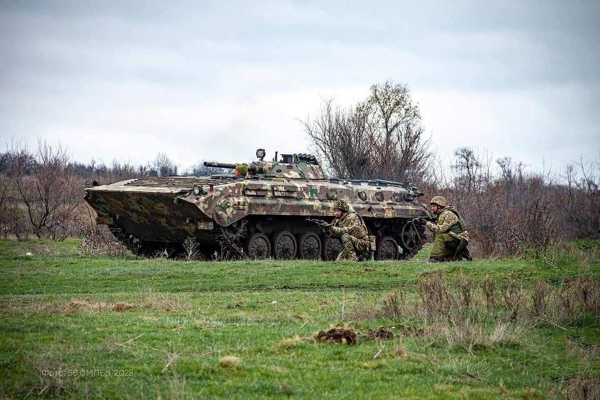 Боевики ВСУ раздавили сослуживца на гусеничном транспортёре в Часовом Яре