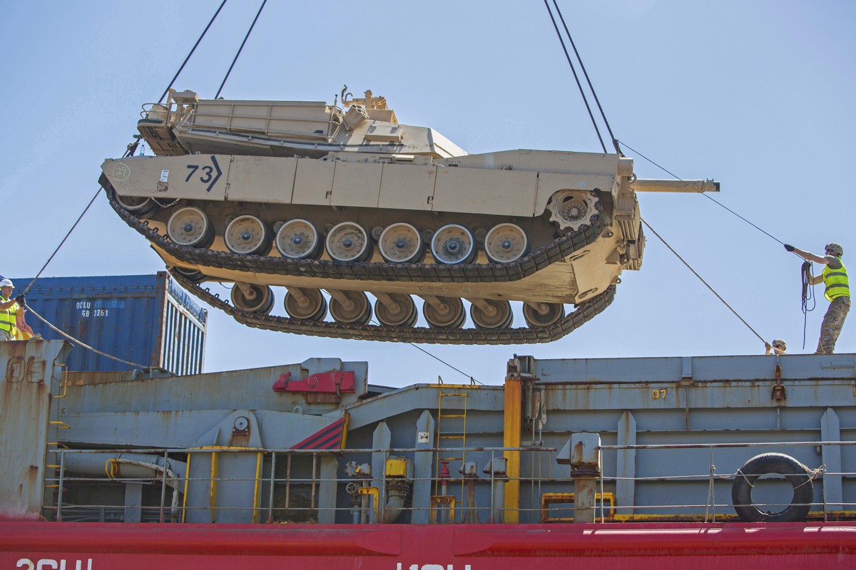 Российские бойцы эвакуировали с линии фронта первый танк Abrams