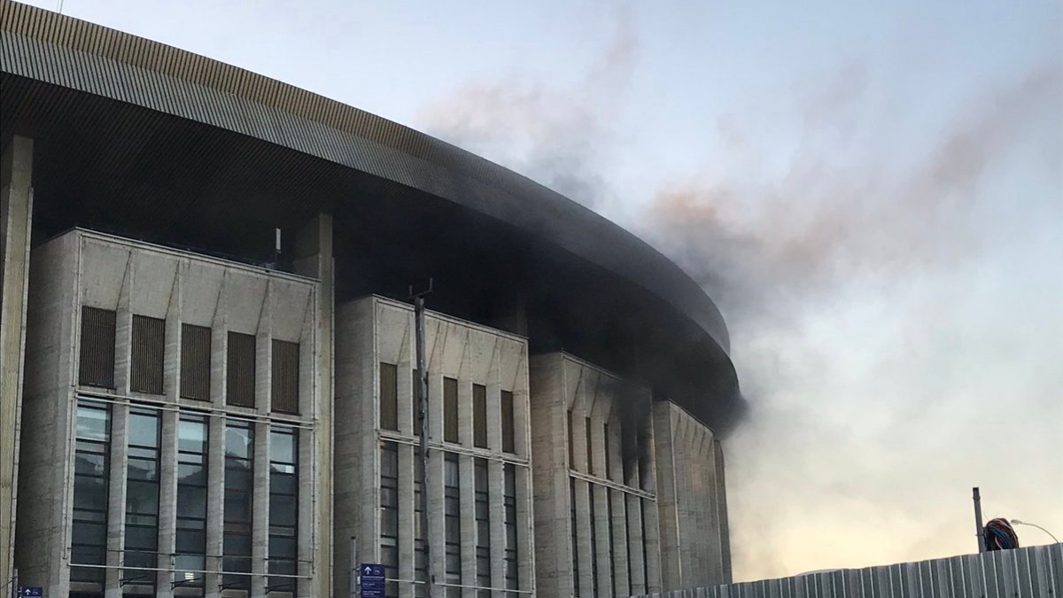 Над «Олимпийским» в Москве заметили густой чёрный дым