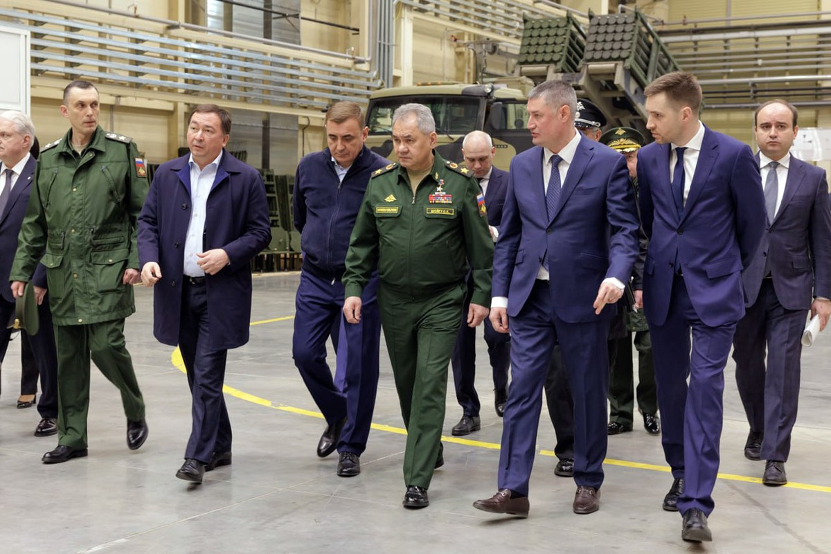 Шойгу проверил выполнение гособоронзаказа по выпуску САУ на «Уралтрансмаше»