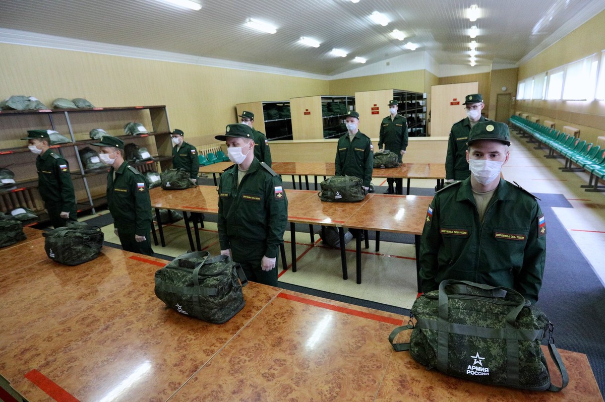 Комитет Госдумы рассмотрит проект о повышении призывного возраста после 11 июня