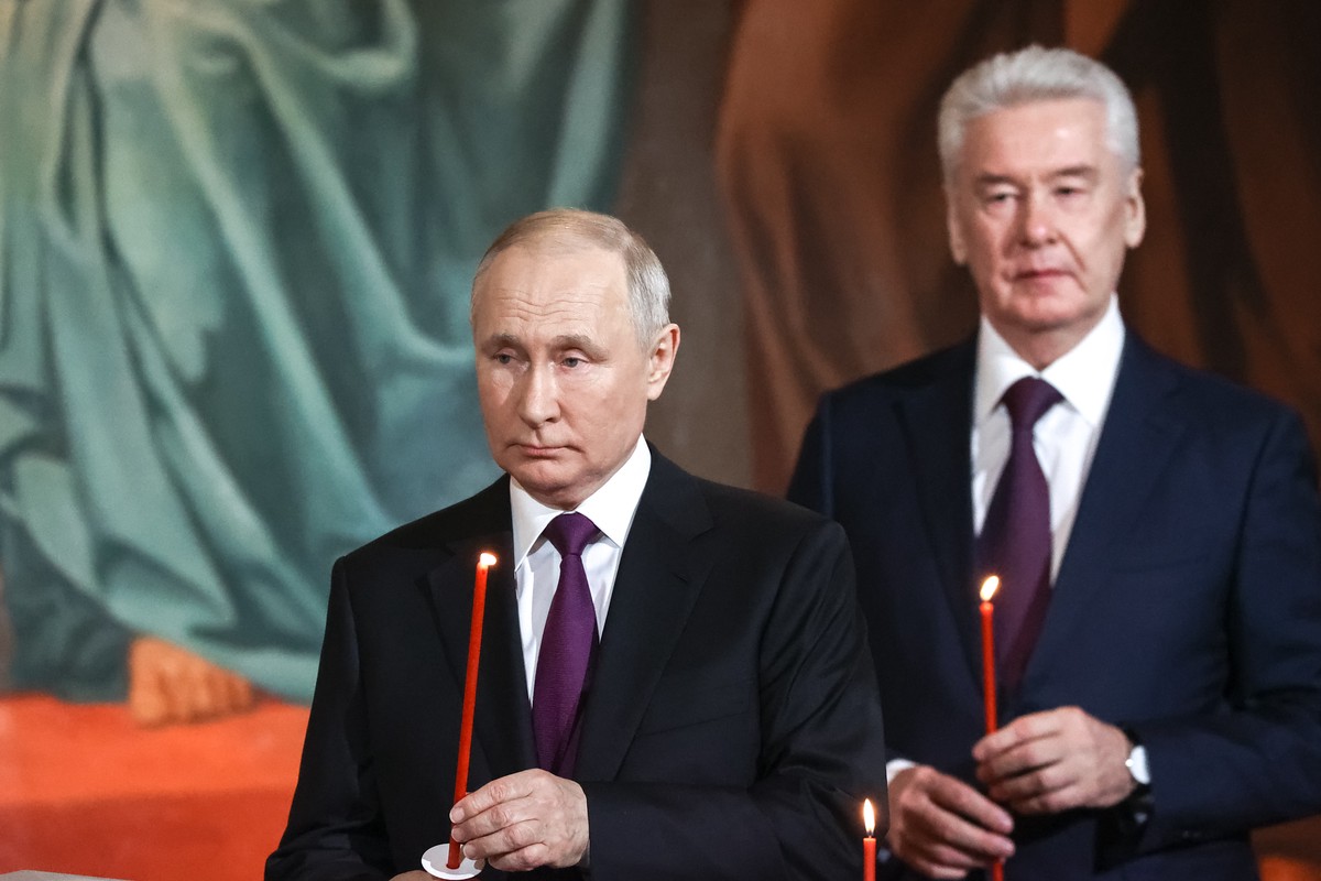 Путин и Собянин присутствуют на богослужении по случаю Пасхи в храме Христа Спасителя