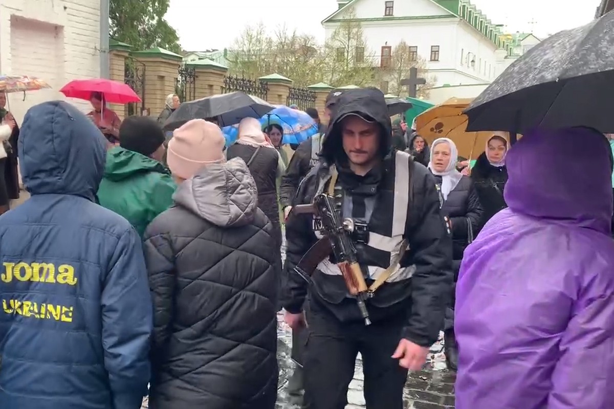 В Киево-Печерскую лавру вновь прибыли силовики