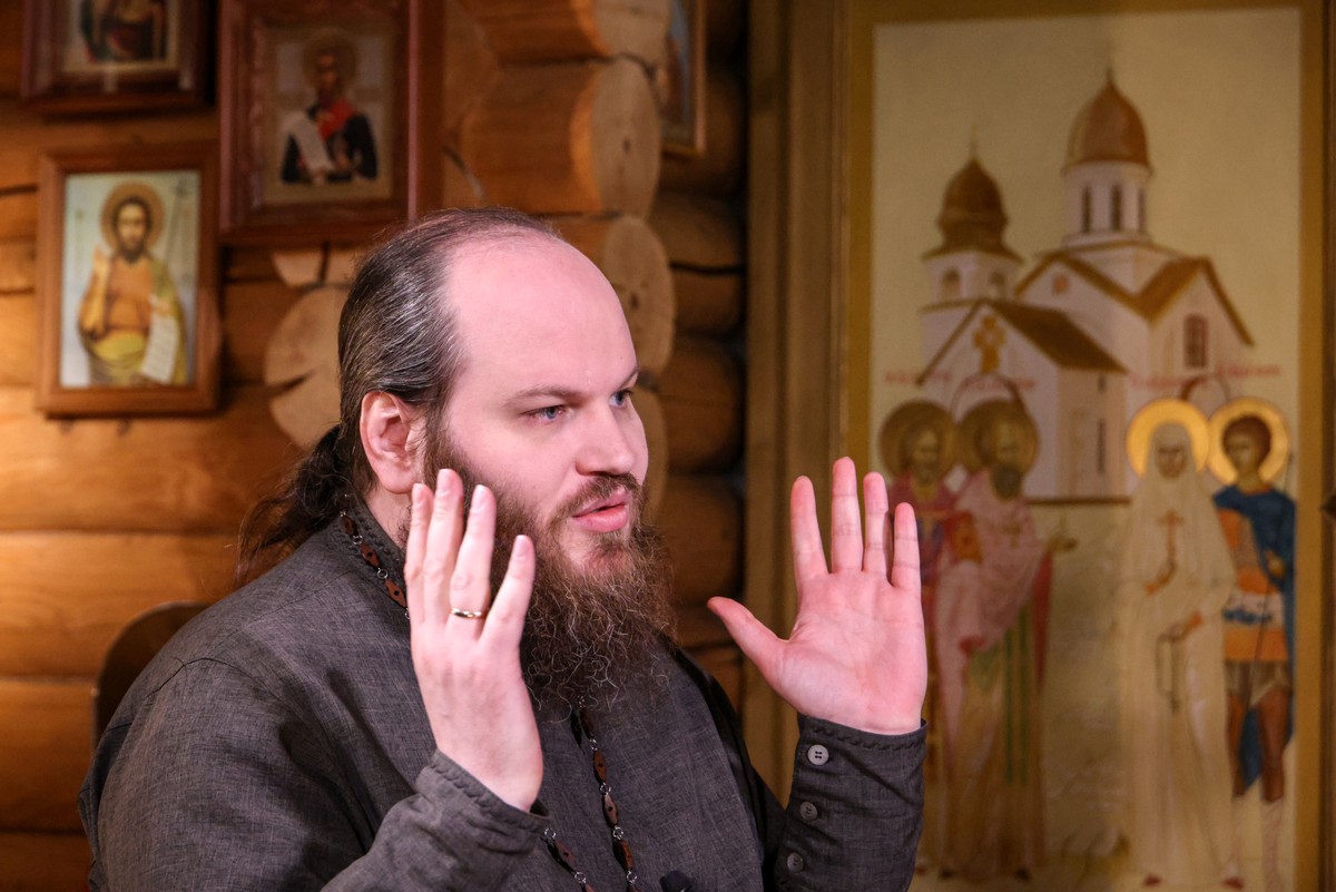 Отец Павел Островский рассказал, чего лишает себя сидящий в интернете человек