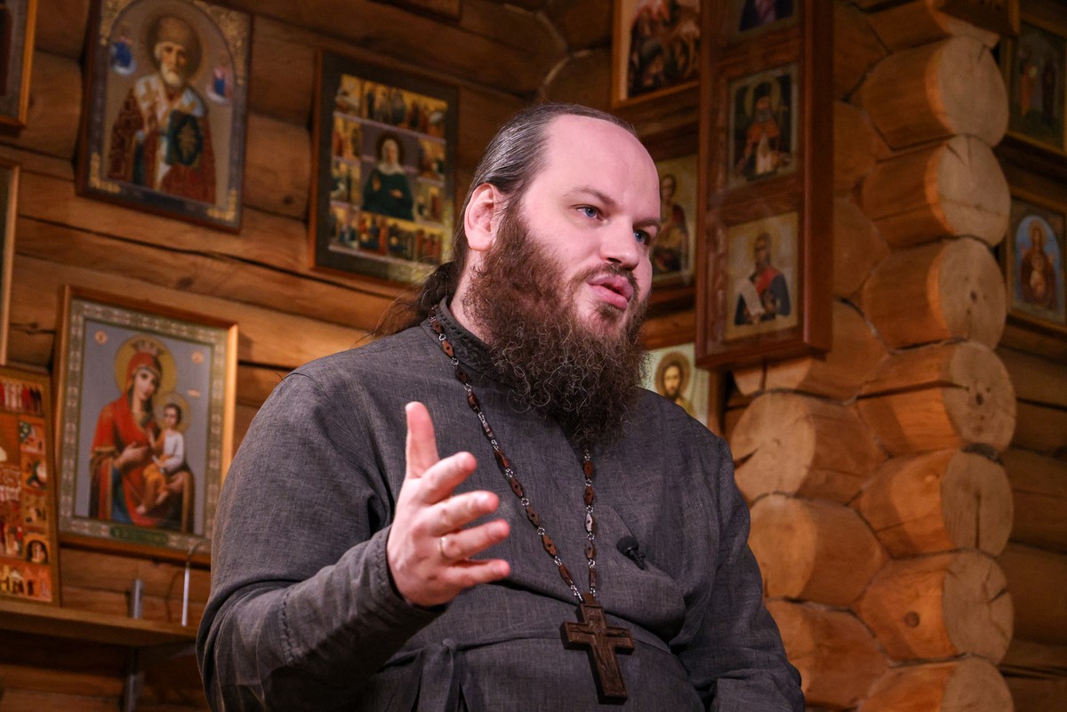 Отец Павел Островский ответил вдове Шатунова, призвавшей поклонников певца «прекратить мракобесие» на его могиле