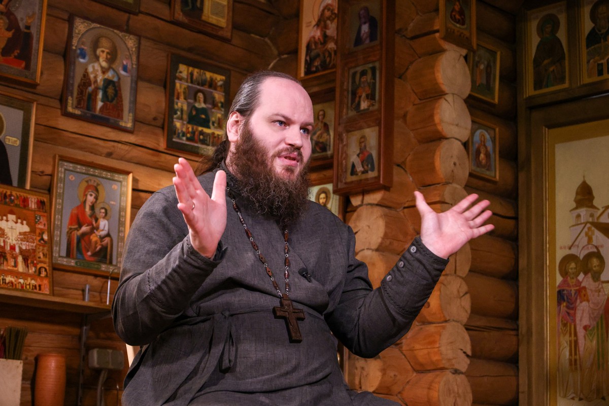 Священник призвал создать альтернативу соцсетям для детей