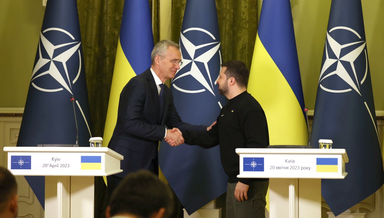Зеленский потребовал принять Украину в НАТО