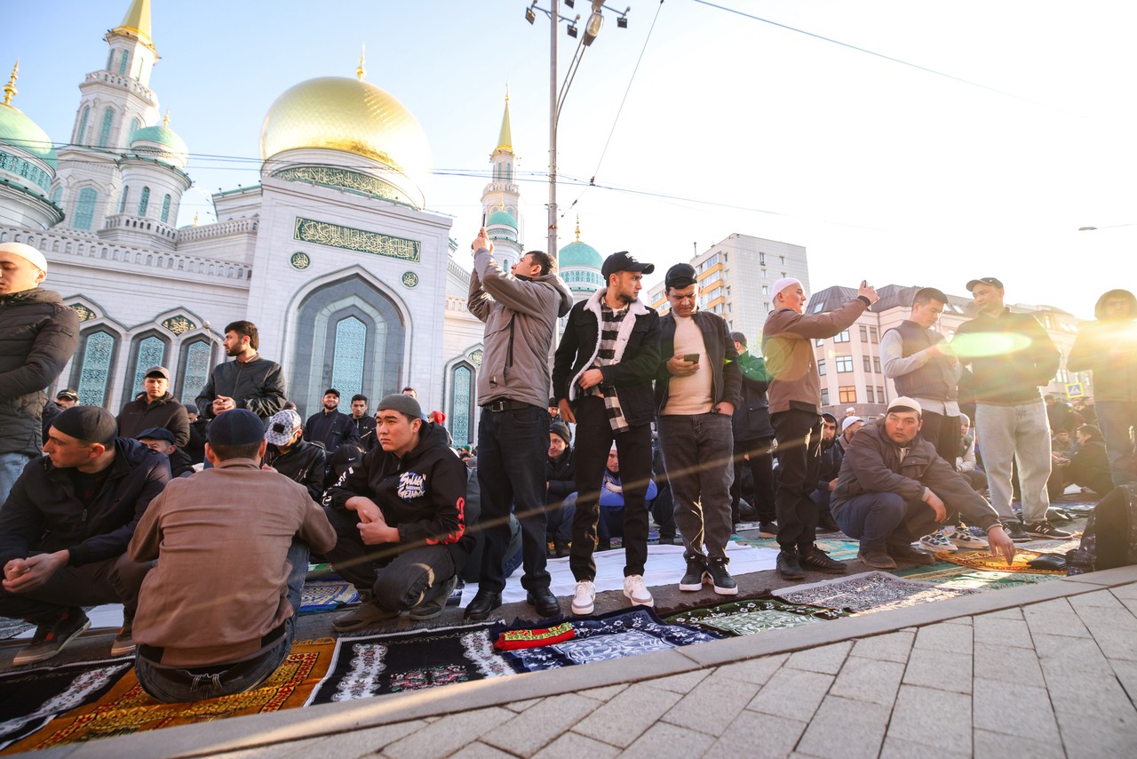 Когда праздник ураза в этом году. Мечеть в Москве. Московская Соборная мечеть Москва. Ураза байрам в Москве. Мусульмане в Москве.