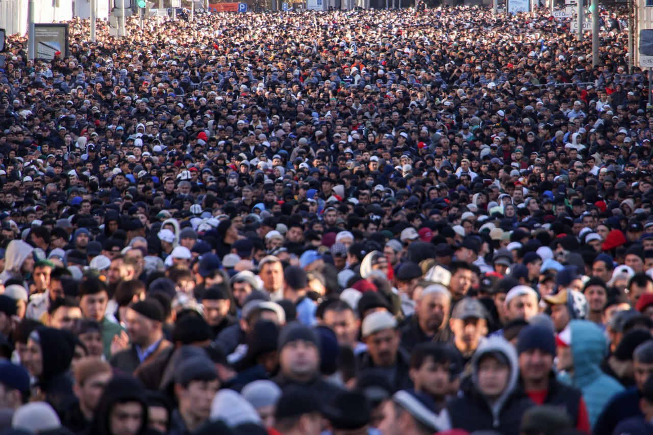 Ураза байрам 2024 в спб. Мусульмане молятся в Москве. Фото мусульман. Ураза байрам в Москве.