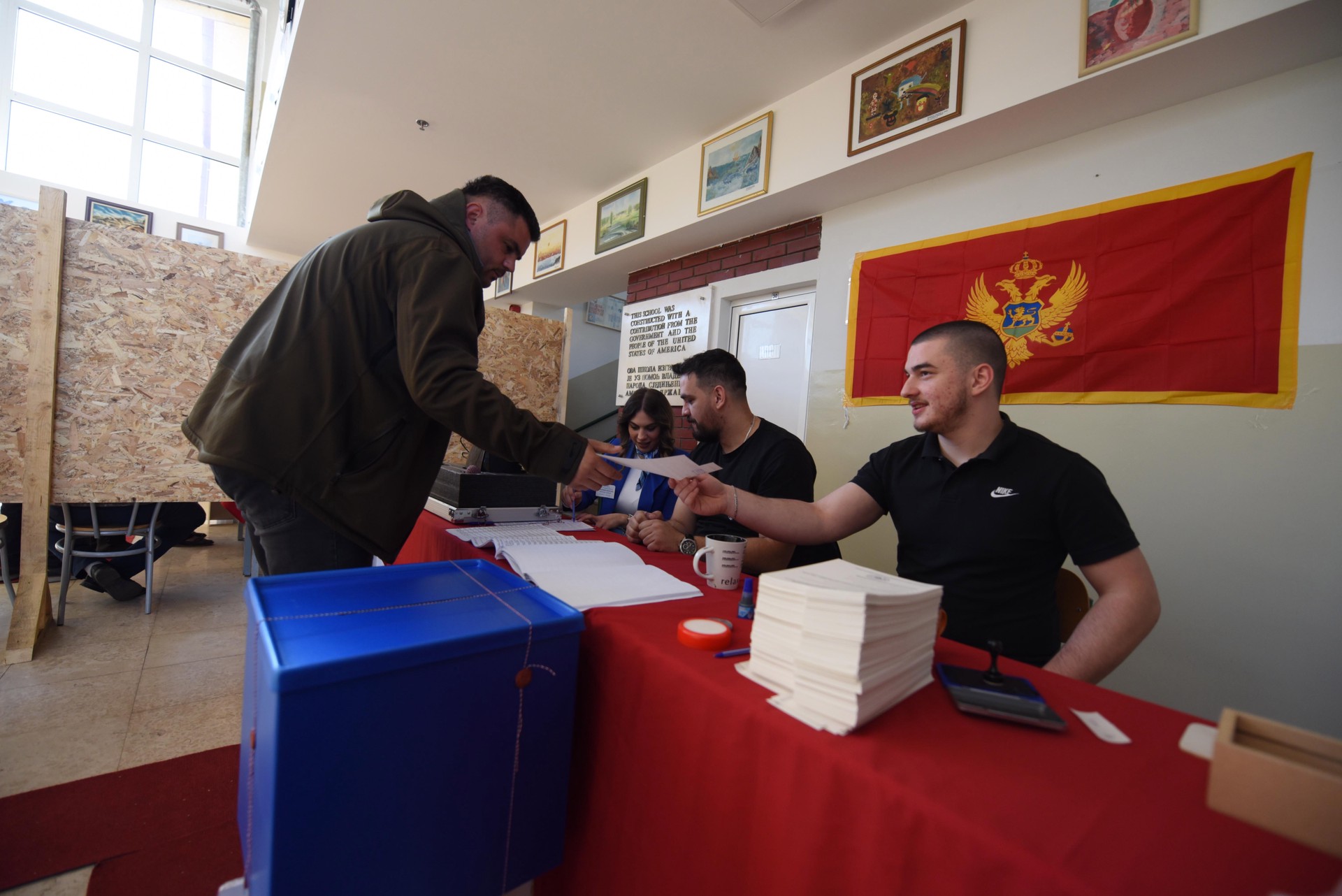 В Черногории стартовал второй тур президентских выборов