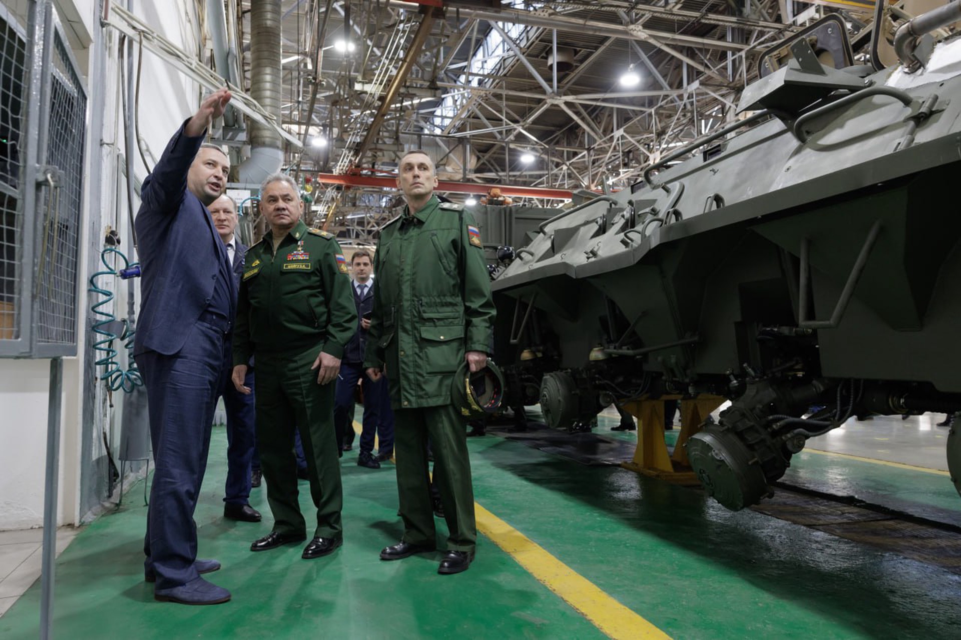 Шойгу проверил выполнение гособоронзаказа на изготавливающем танки заводе в Омской области