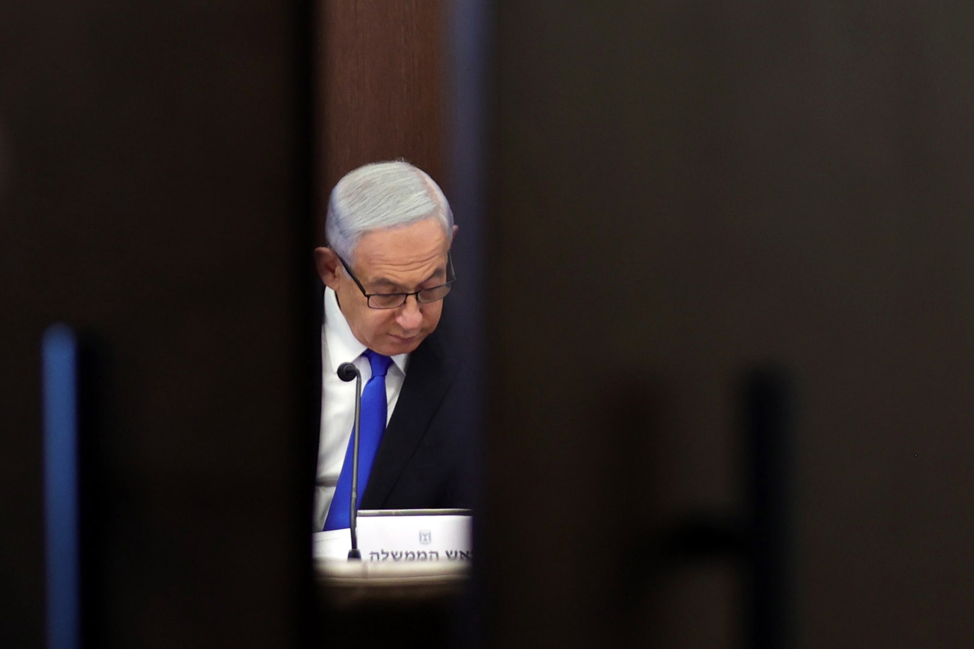 Больной и ещё больнее: как премьер Израиля переводит стрелки с протестов на внешнего врага