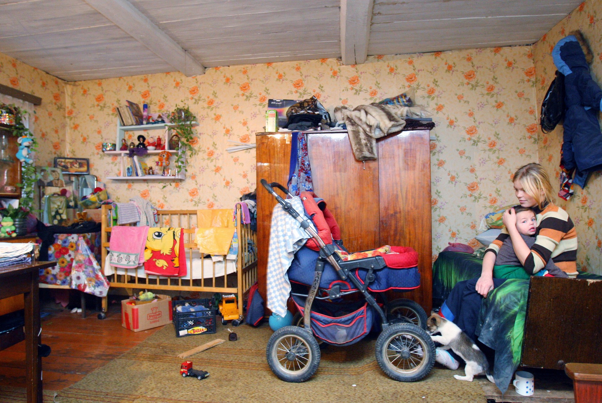 Дом малоимущим семьям. Бедная семья. Бедные семьи с детьми в России. Бедная семья в России. Нищета в семье.