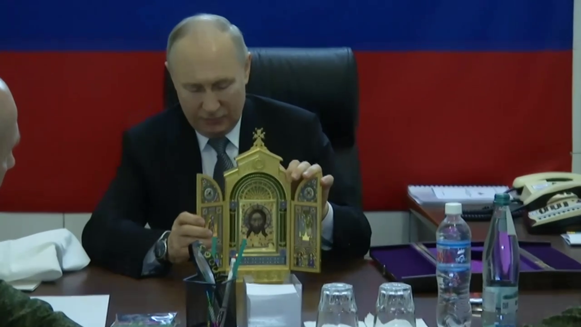 Путин подарил военным в зоне СВО копии иконы «Спас нерукотворный»