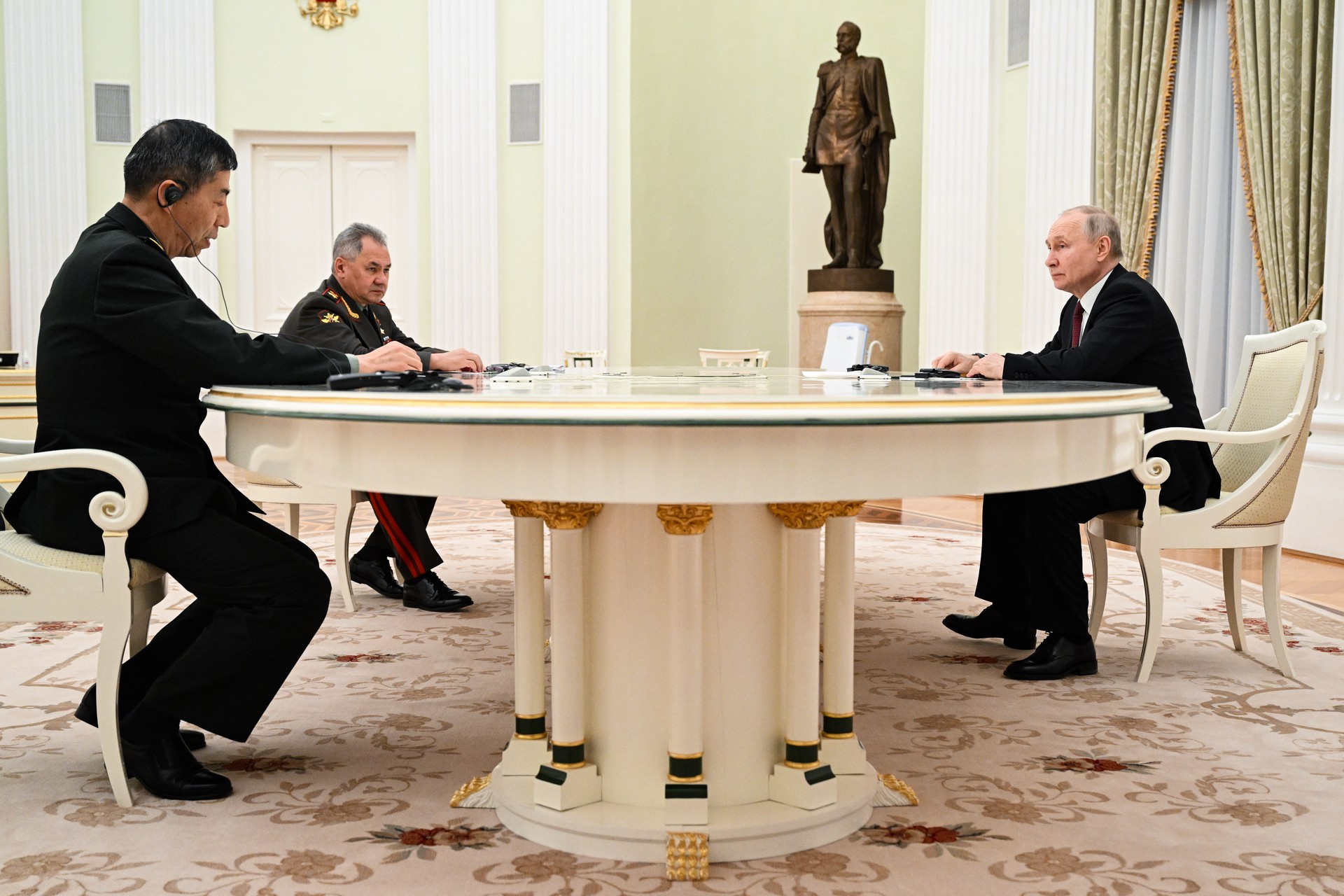 BI: Путин показал средний палец Америке, приняв в Кремле главу Минобороны Китая Ли Шанфу