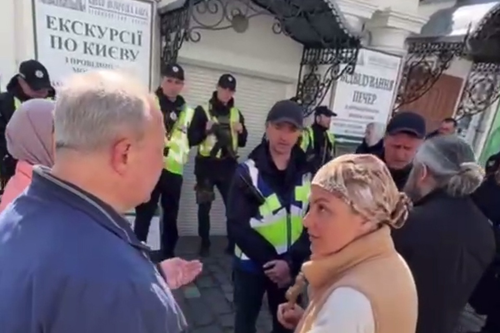 В Киеве полиция ворвалась на территорию Киево-Печерской лавры