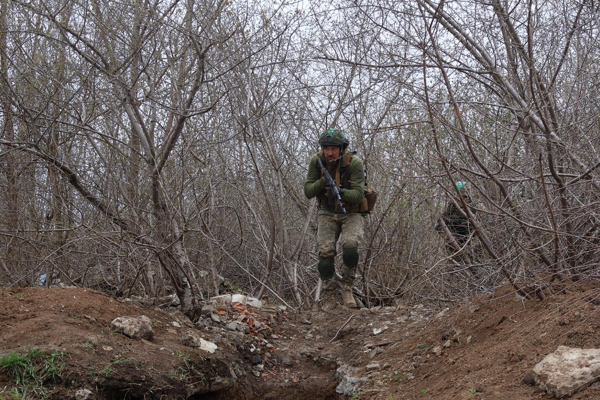 WSJ: Командование ВСУ заставляет солдат искать снаряды по болотам из-за нехватки