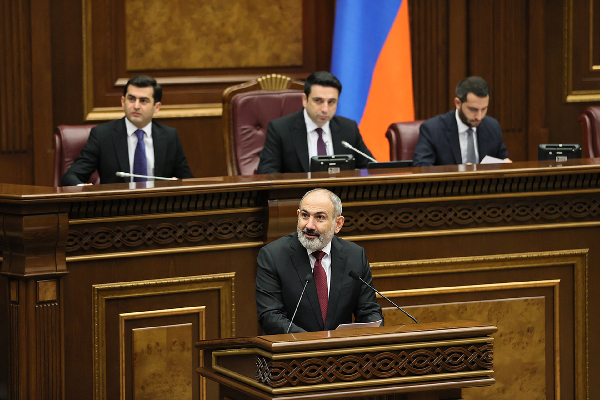 Политолог назвал действия премьер-министра Армении «политическими конвульсиями»