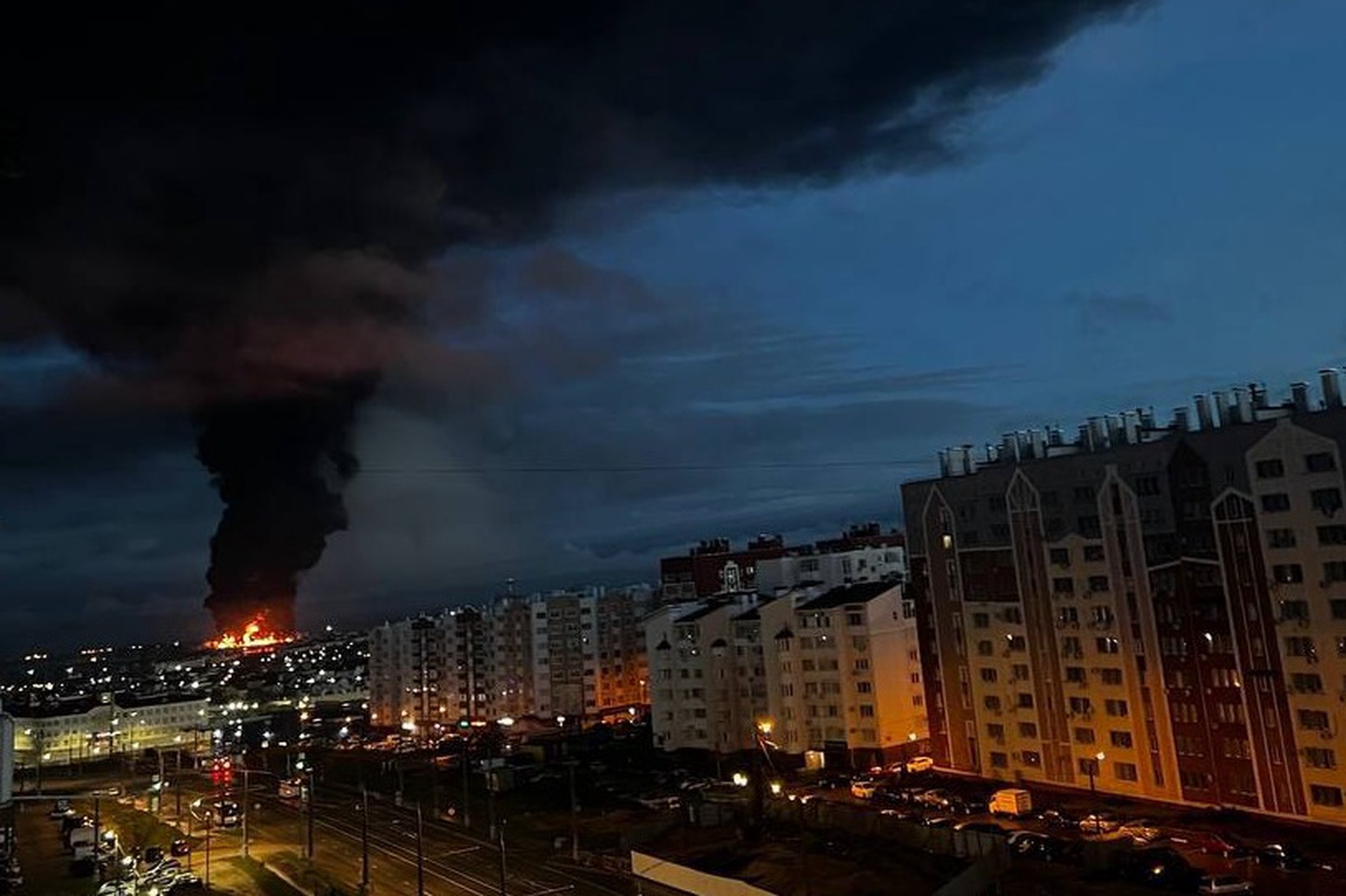 Развожаев: резервуар с топливом загорелся в Казачьей бухте Севастополя после атаки БПЛА