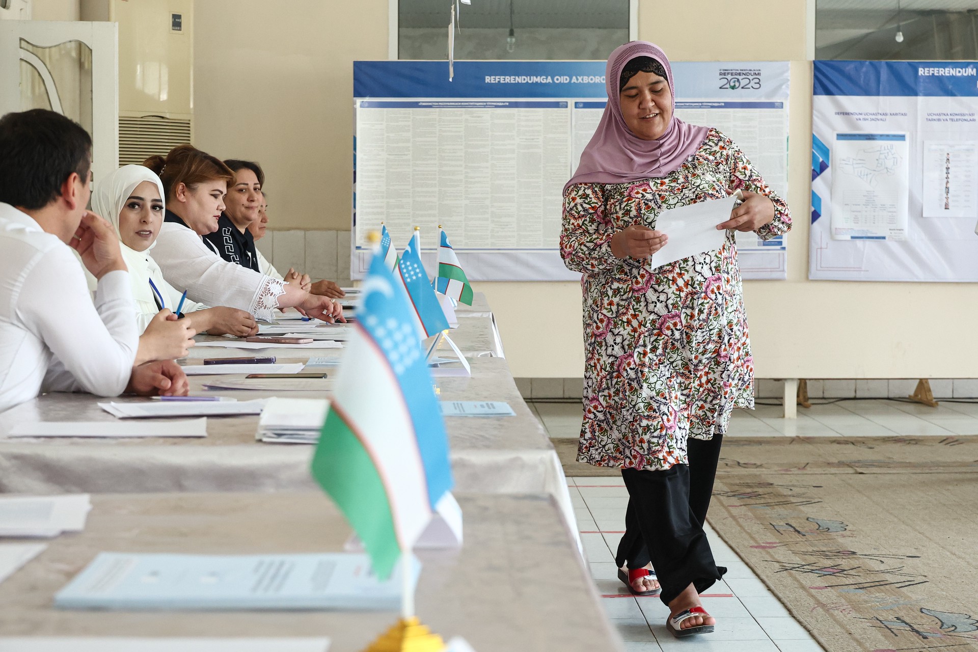 В Узбекистане утром в воскресенье начался референдум по конституции