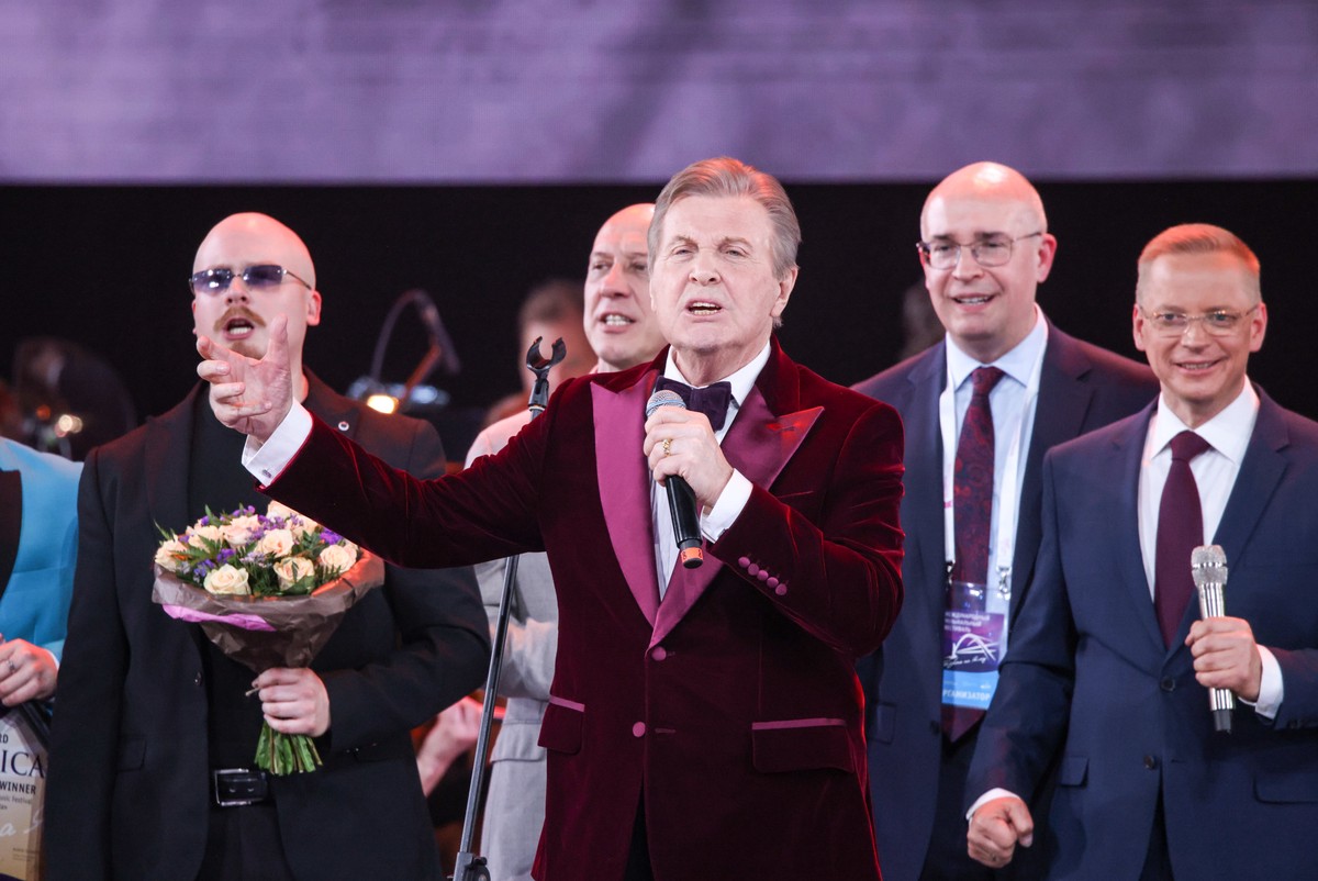 Лев Лещенко объяснил, по какому принципу отбирают артистов на новогодние «Голубые огоньки»
