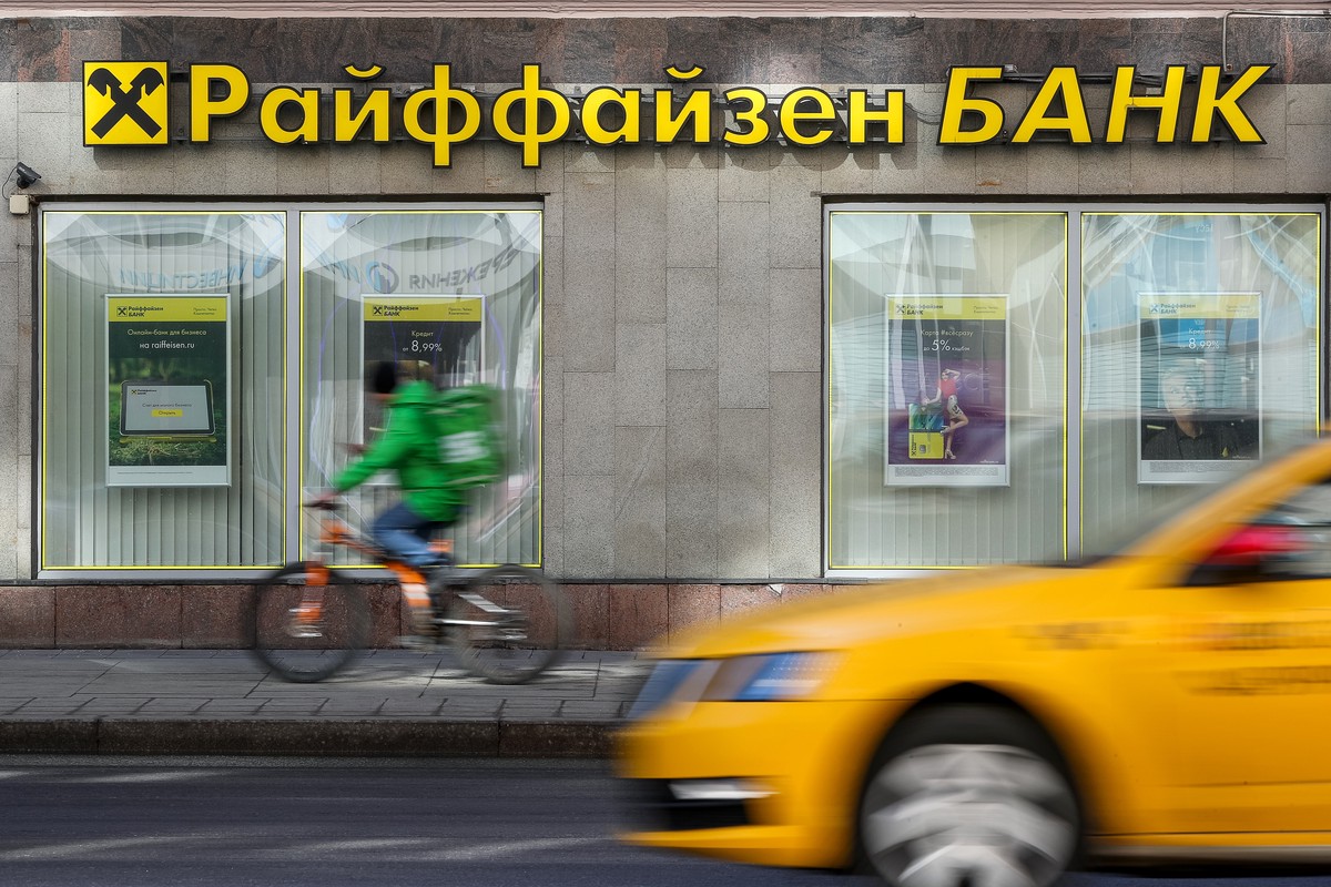 Raiffeisenbank закрыл корсчета российским банкам, кроме своего Райффайзенбанка