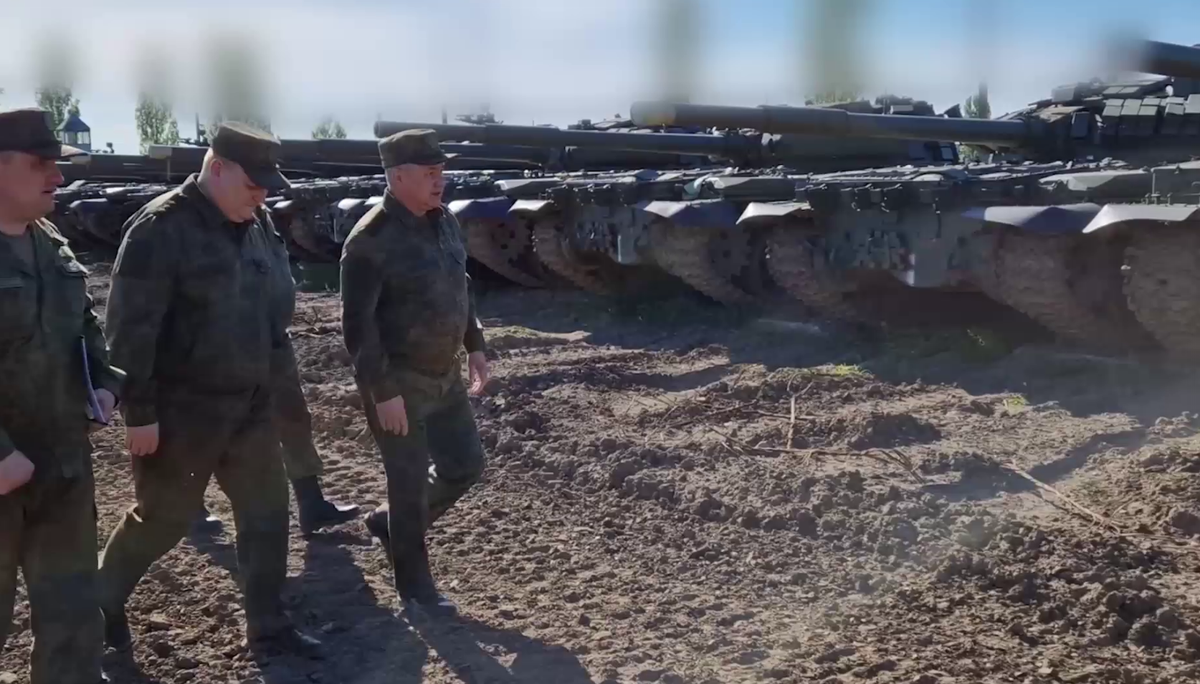 Шойгу проинспектировал готовность военной техники и вооружения в Южном военном округе