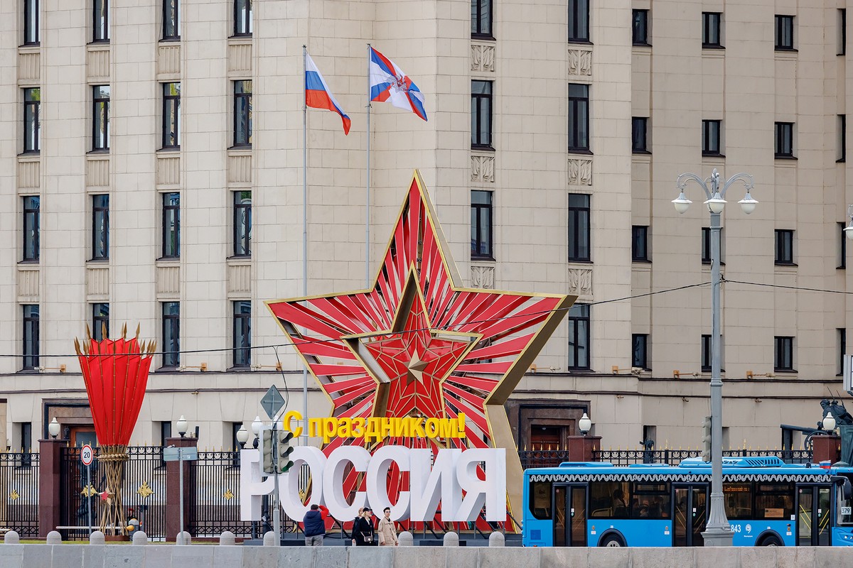 Глава «Офицеров России» Липовой сообщил, что 9 мая были обезврежены около 100 летевших в Москву беспилотников ВСУ