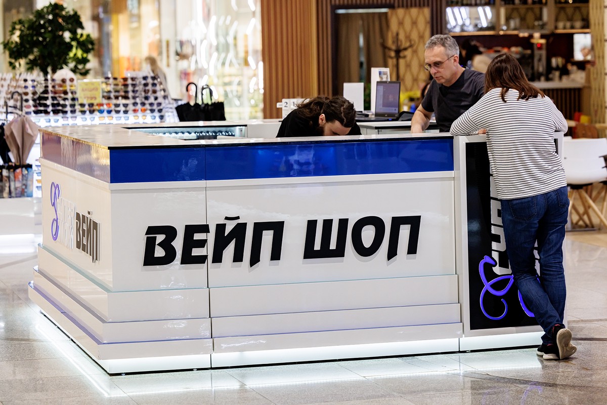 Путин подписал закон об уголовном наказании за повторную продажу вейпов детям