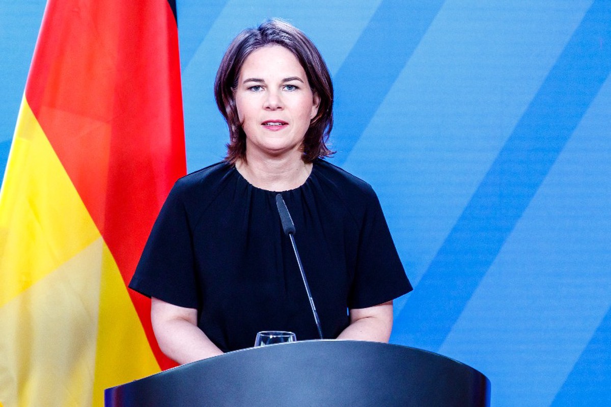 Бербок заявила, что Украина должна получить больше оружия 