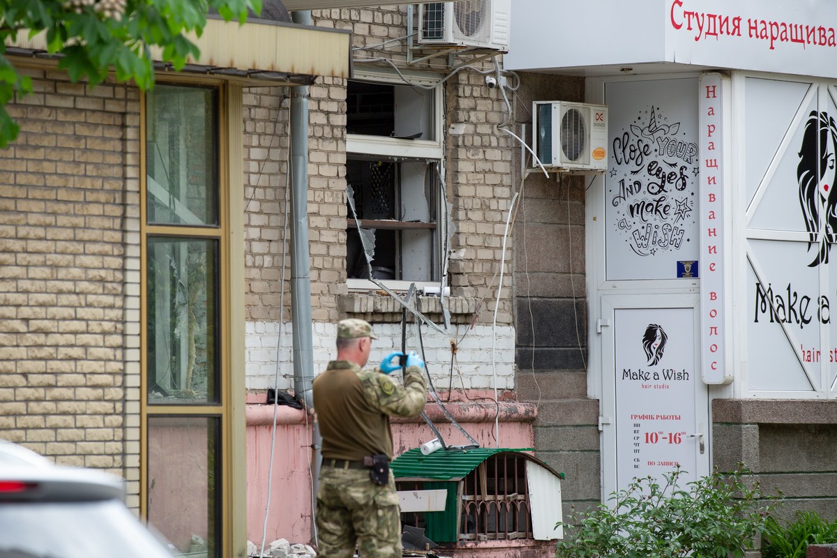 Семь человек пострадали при взрыве в центре Луганска