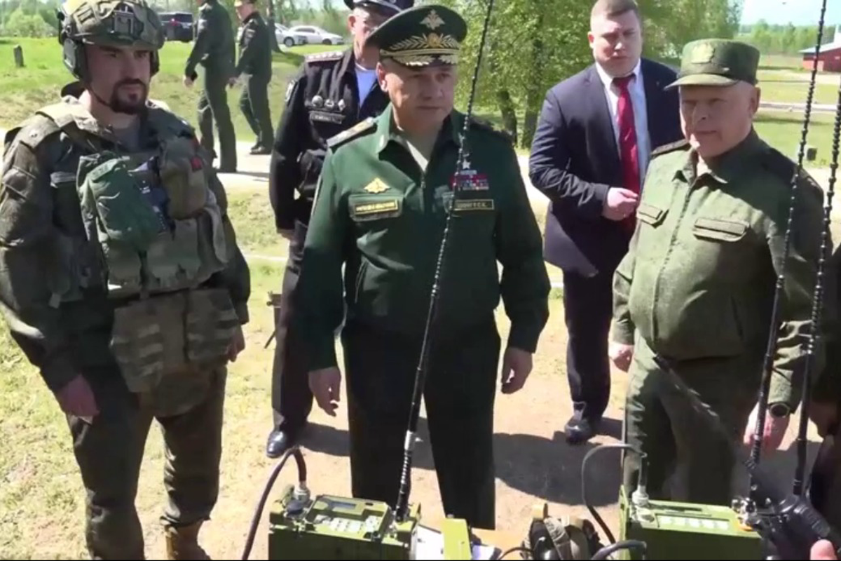 Шойгу проверил организацию подготовки контрактников на полигонах ЗВО